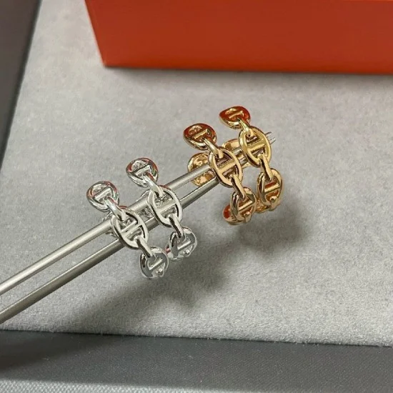 大胆なエレガンスを纏う HERMES triplo Chaine d’ancre リング Chaine d'ancre Punk triple ring | Hermès Netherlands